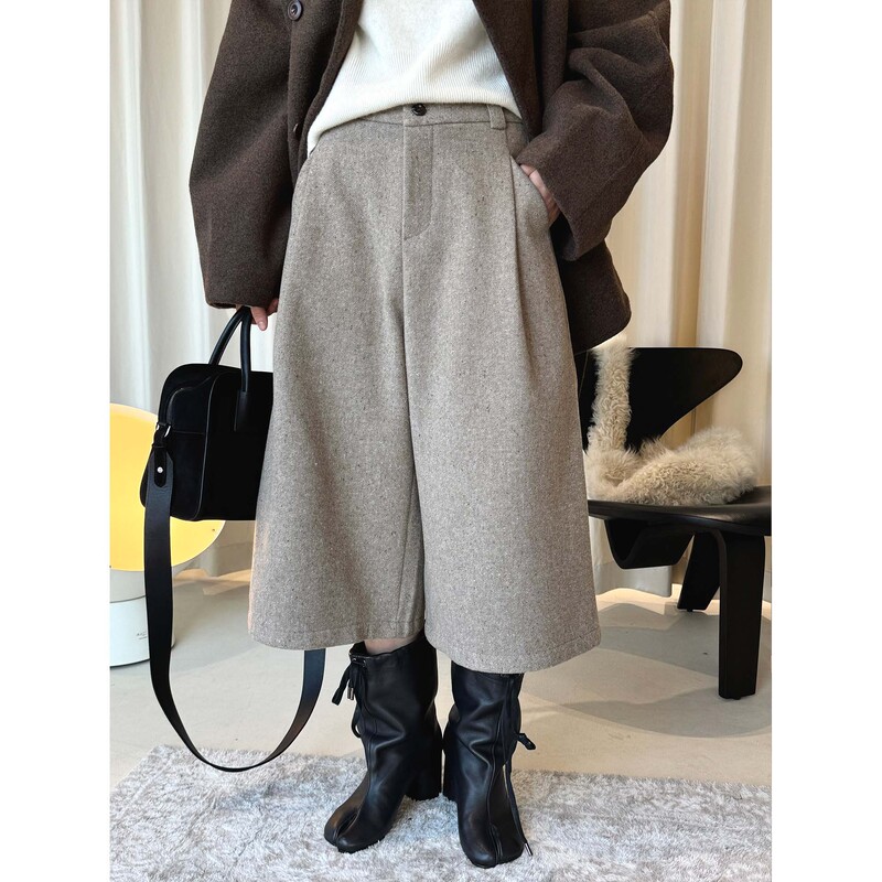 Winter New Japanese Retro Fashionable Beige Pleated Wool Trousers Loose Slimming Casual Cropped Pants for Women Winter New Japanese Retro Fashionable Beige Pleated Wool Trousers Loose Slimming Casual Cropped Pants for Women