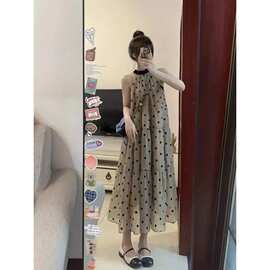 纯欲时尚波点挂脖吊带连衣裙女秋季2026新款法式宽松气质A字长裙