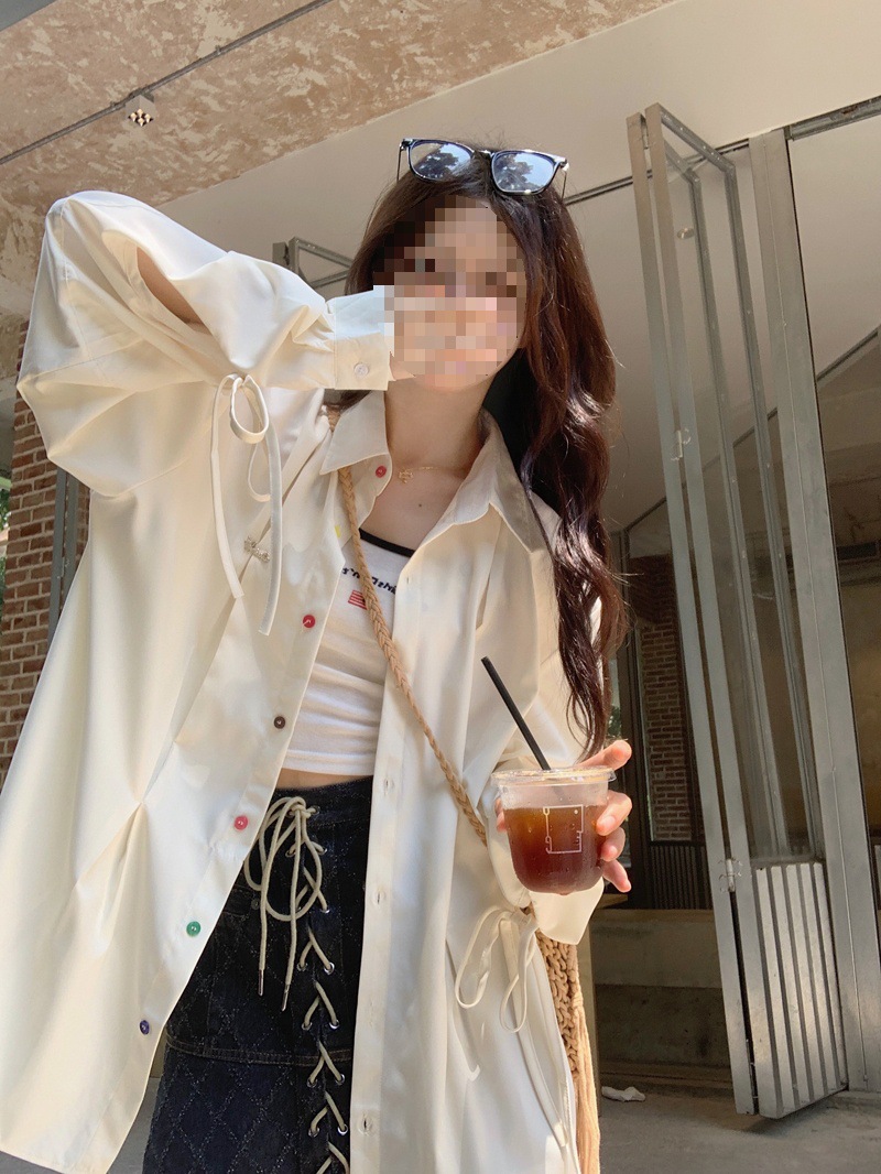 春と秋のデザイン感の小さい人のカラーのボタンのシャツの長袖の2025新型の優しい乳の杏色のゆったりしているシャツのコート