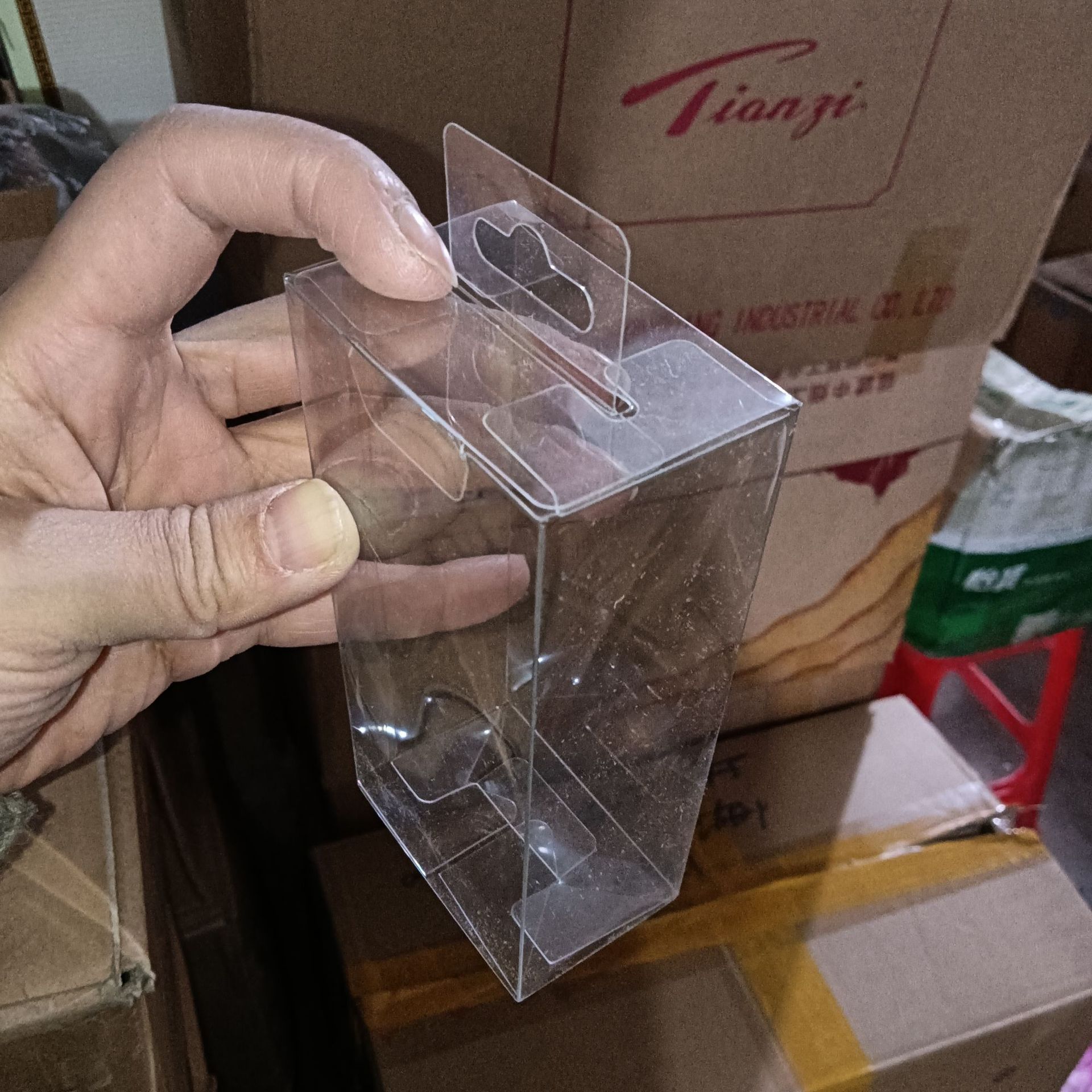 3.3*6.5*9.5cm colgando en el medio