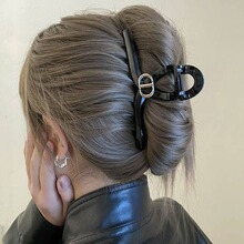 Busan潮流时尚金属字母大号抓夹简约百搭黑色高级感鲨鱼夹子头饰