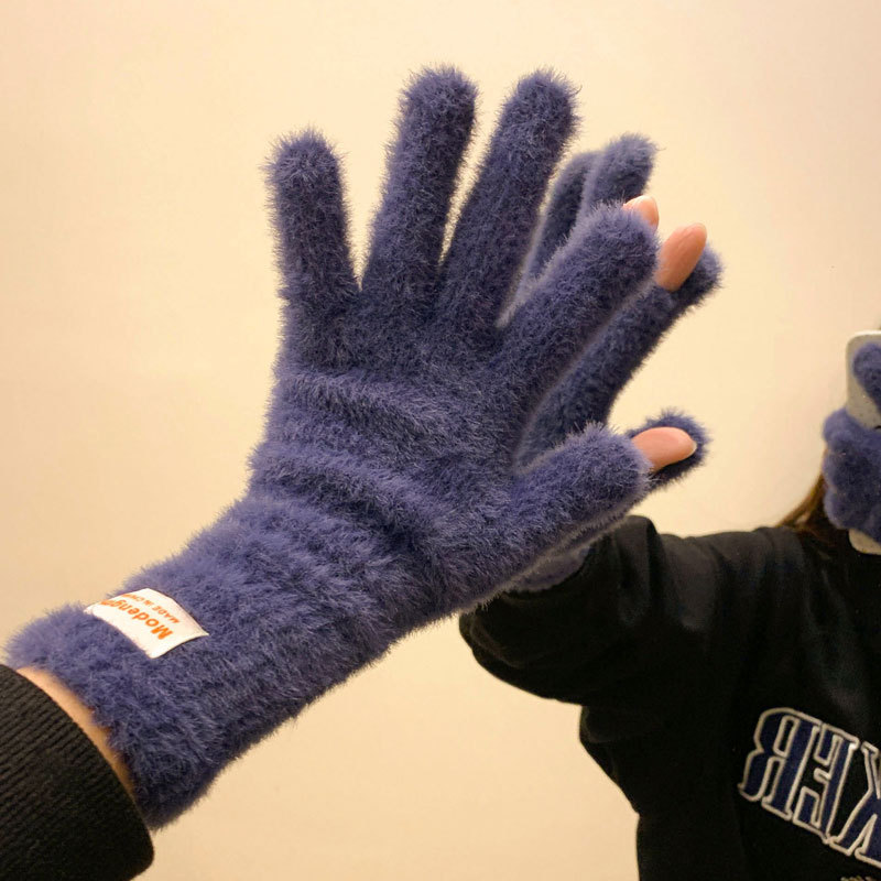 手袋の女性の冬のぬいぐるみの柔らかいモチモチはinsを指します。