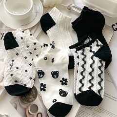 靴下の女性は浅口の春夏の甘い白黒の薄いタイプの韓国版の日本の花の辺の靴下の女子学生の短い筒の靴下を手伝います。