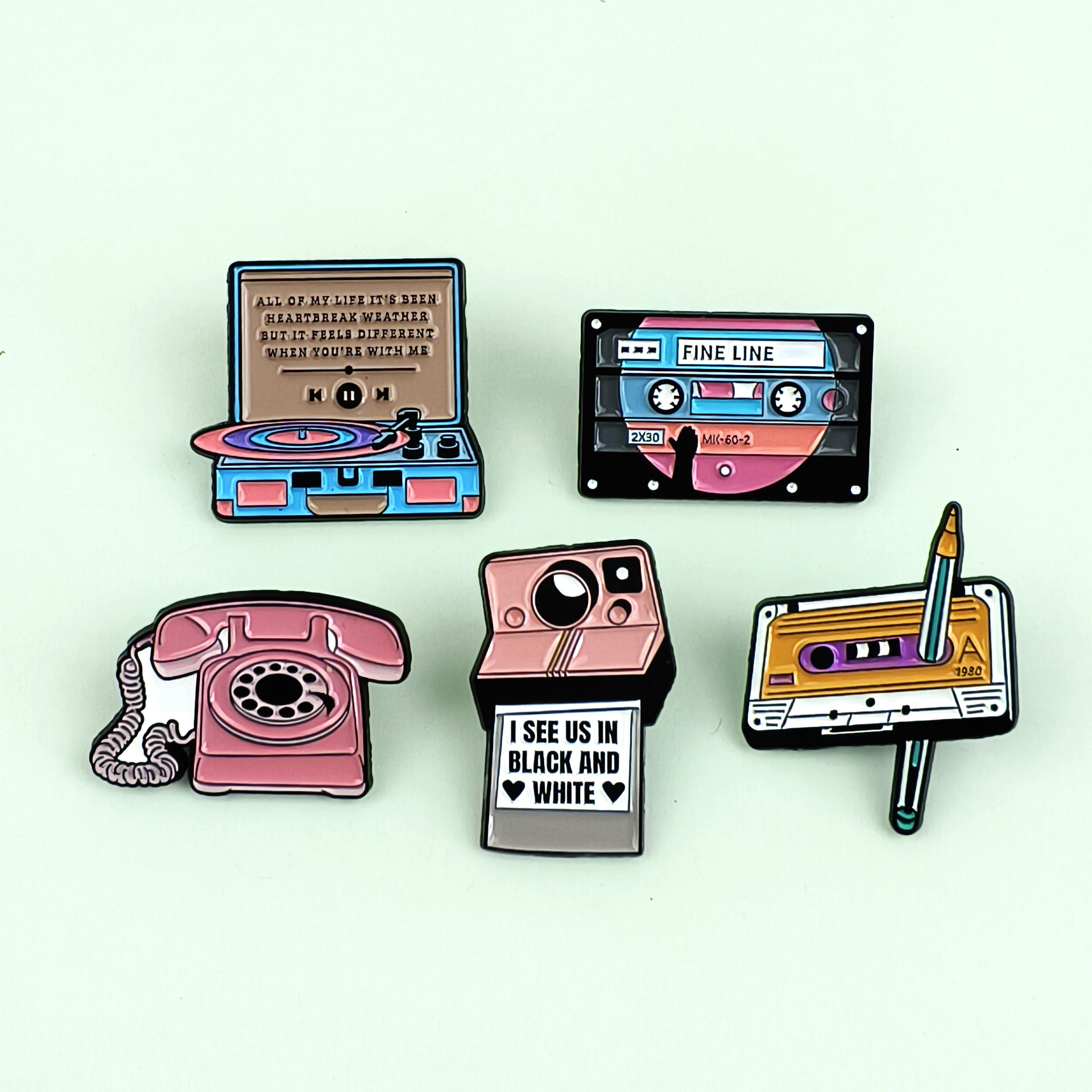 Insignia de serie de equipos electrónicos de dibujos animados, forma creativa, cinta, cámara, accesorios de teléfono, broche de aleación, lugar transfronterizo