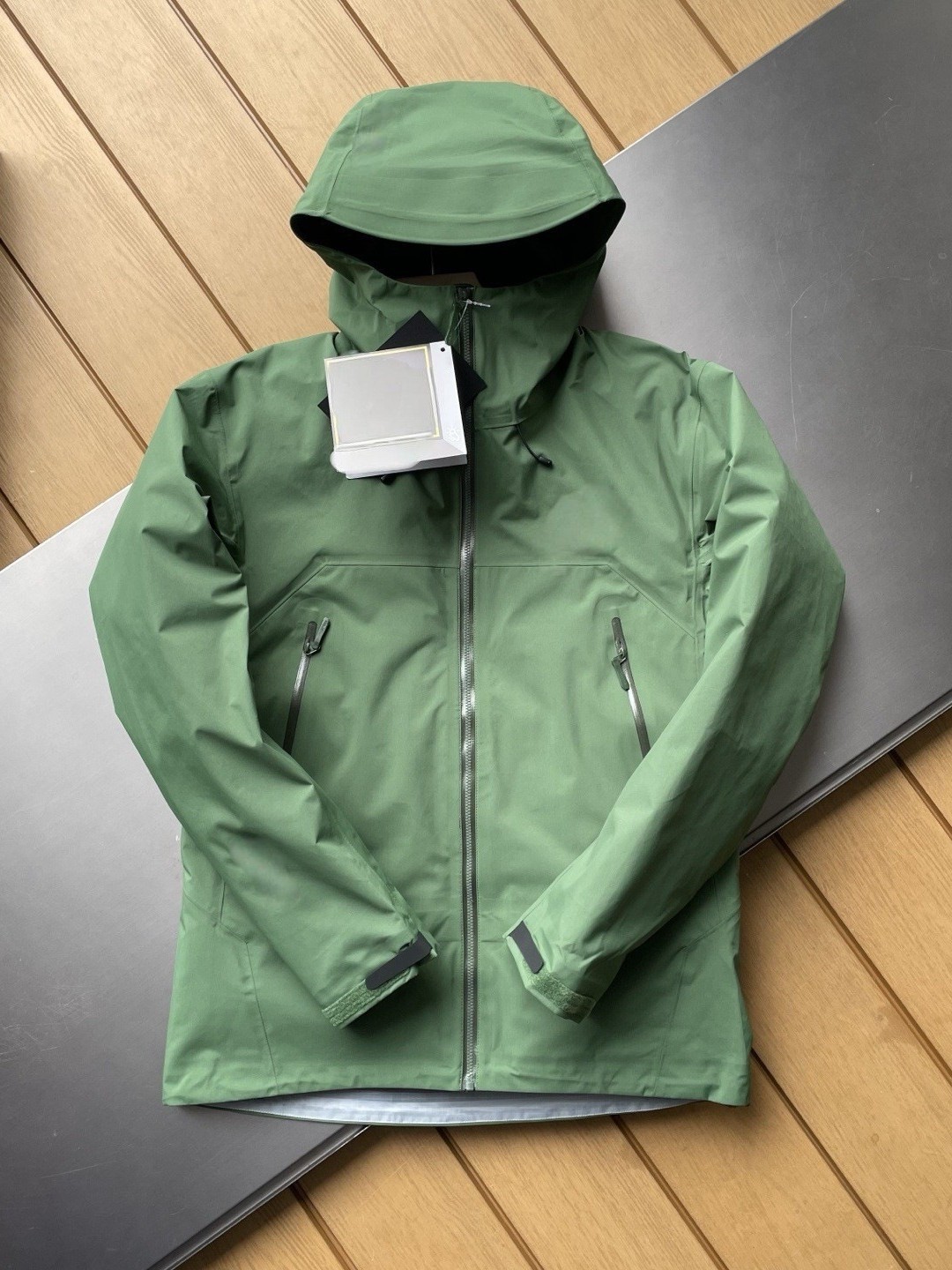 La nueva chaqueta de una sola capa de la serie BETA SL de la familia de los pájaros, la carcasa dura de goma con desbordamiento completo, a prueba de viento e impermeable para hombres y mujeres