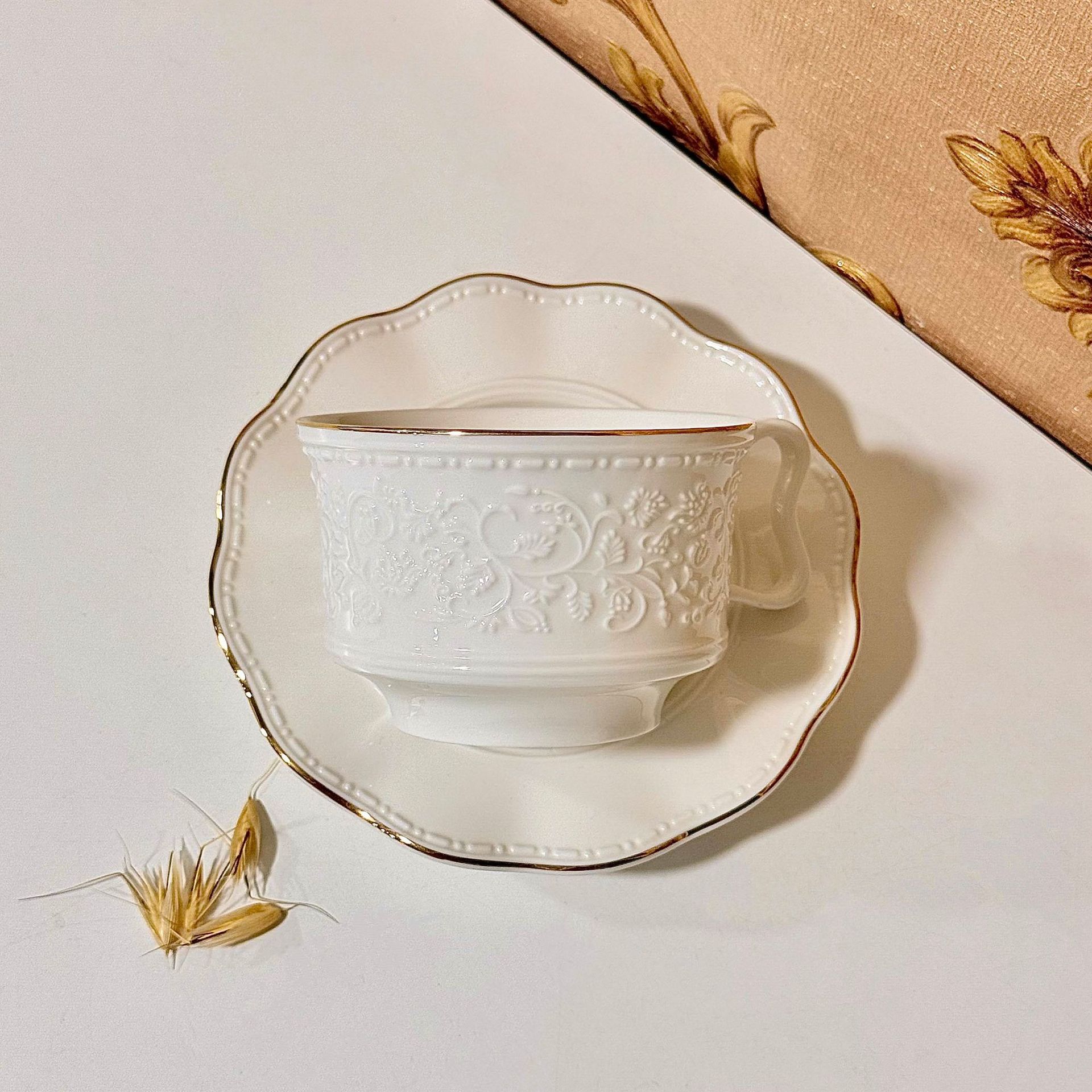 Retro estilo francés pintado oro relieve palacio cerámica tazas de café platos exquisitos tazas de té de la tarde taza de latte taza de flores