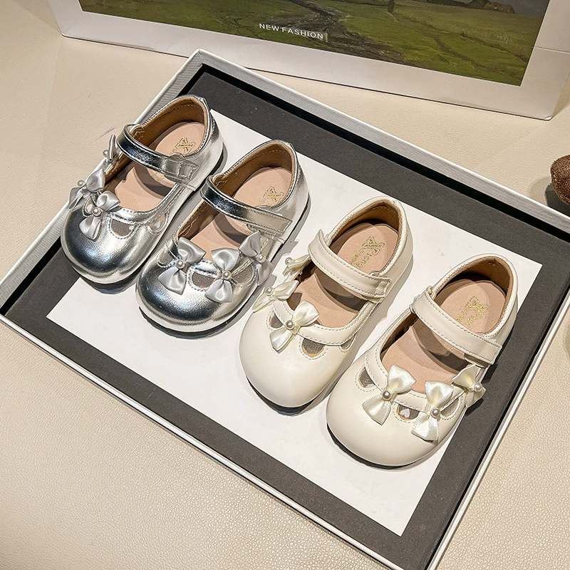 Симпатичные маленькие лук серебряные кожаные туфли для детей с мягким подошвом и мелким ртом для детей сладкие одиночные туфли для девочек 2025 года
