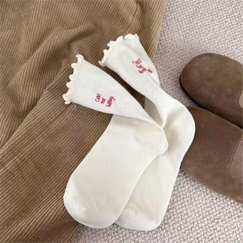秋冬の韓国の新型のかわいい吸汗少女の木の耳元の靴下のかかとのアルファベットの縦の紋様の中筒の通気性の積み重ねの靴下|undefined