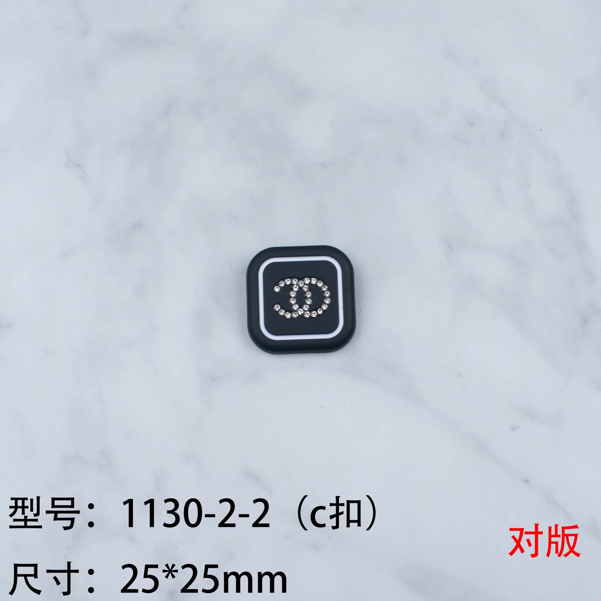 卸売りの軽豪華な貴族の小香風は漆の双cの小さいドリルのcボタンの髪飾りの紐の合金のアクセサリーの部品を焼きます。