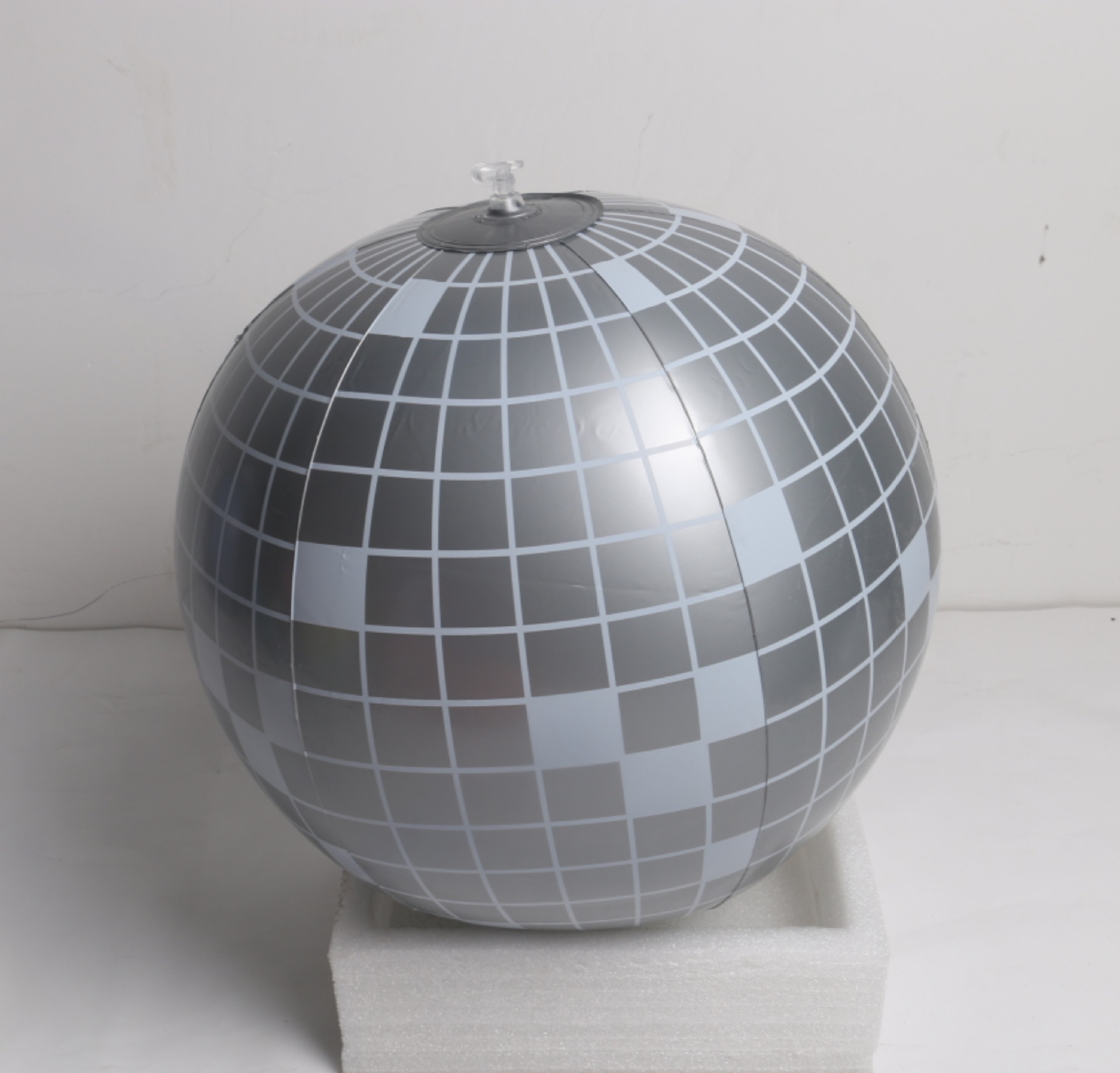 Bola de rejilla plateada de 38 cm.