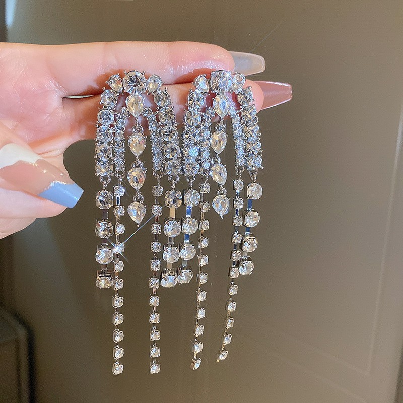 Pendientes de borla de hojas de diamantes súper parpadeantes de plata Pendientes de temperamento de moda Pendientes de diseño de nicho femenino Lujo ligero y de alta gama