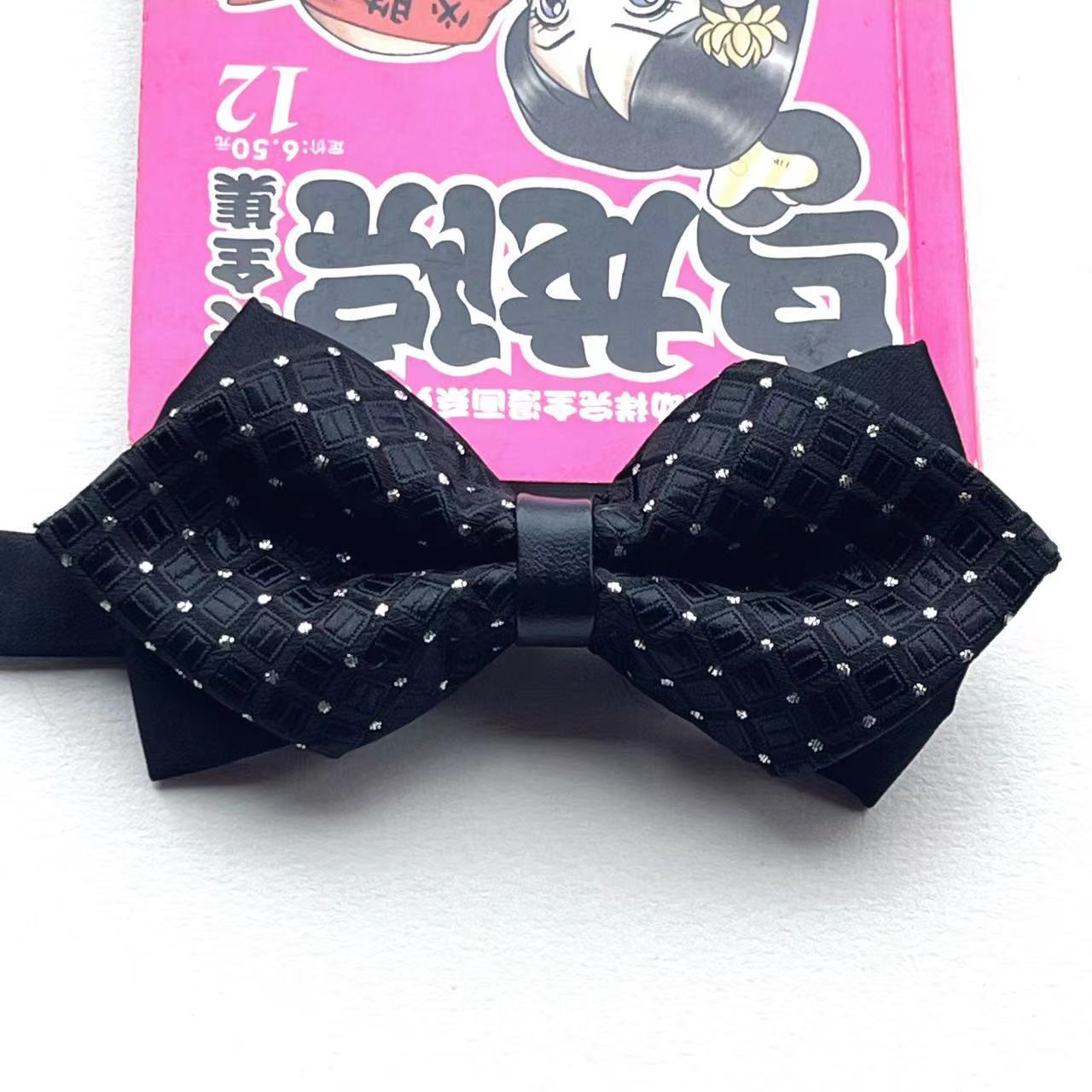 검은 격자 무늬 흰색 점 삼각형