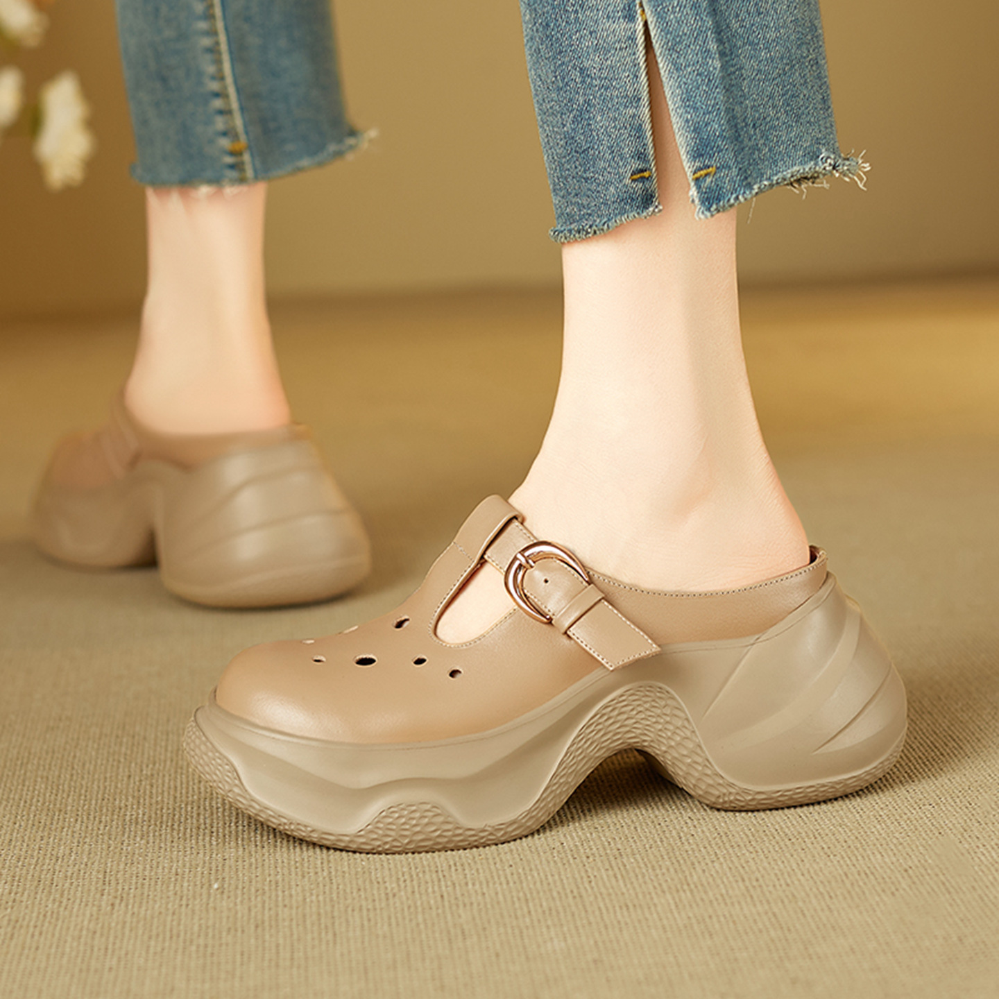 Dép sandal nữ đế bánh mì da bò mũi trùm quai chữ V — đen