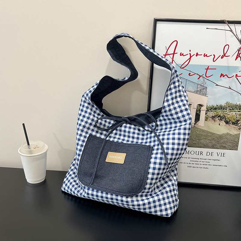Capacious shoulder bag