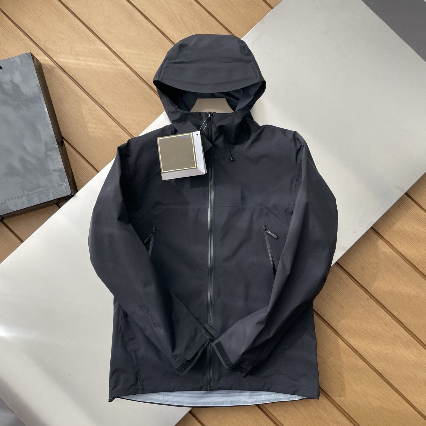 La nueva chaqueta de una sola capa de la serie BETA SL de la familia de los pájaros, la carcasa dura de goma con desbordamiento completo, a prueba de viento e impermeable para hombres y mujeres