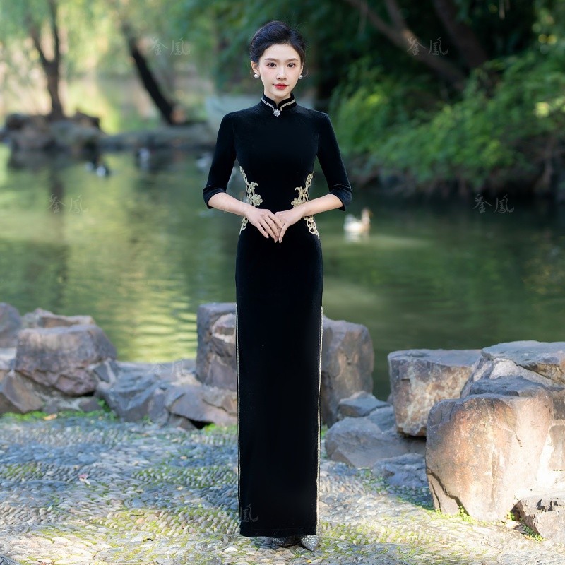Black - three-quarter sleeves