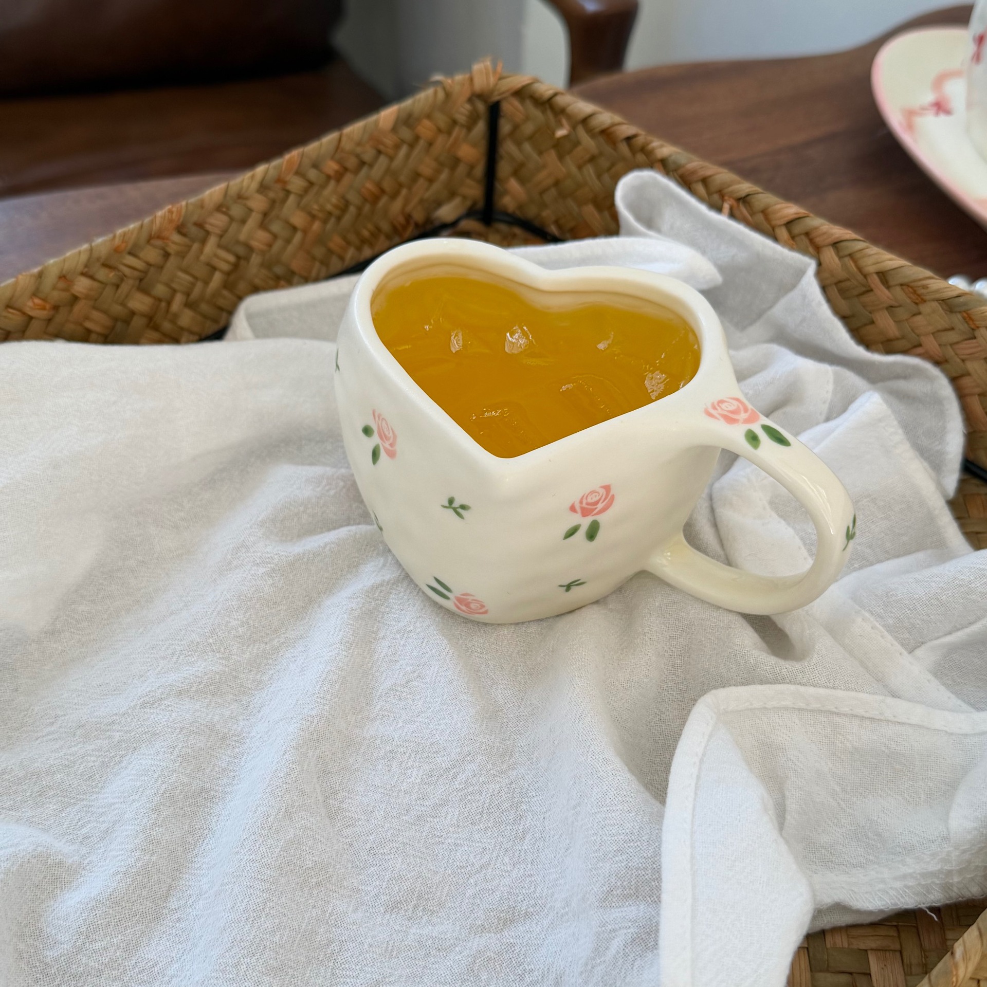 Estilo coreano inswind pintado a mano amor cerámica tazas y platos mano empujada irregular taza de café en forma de corazón plato de mesa de la tarde plato de taza
