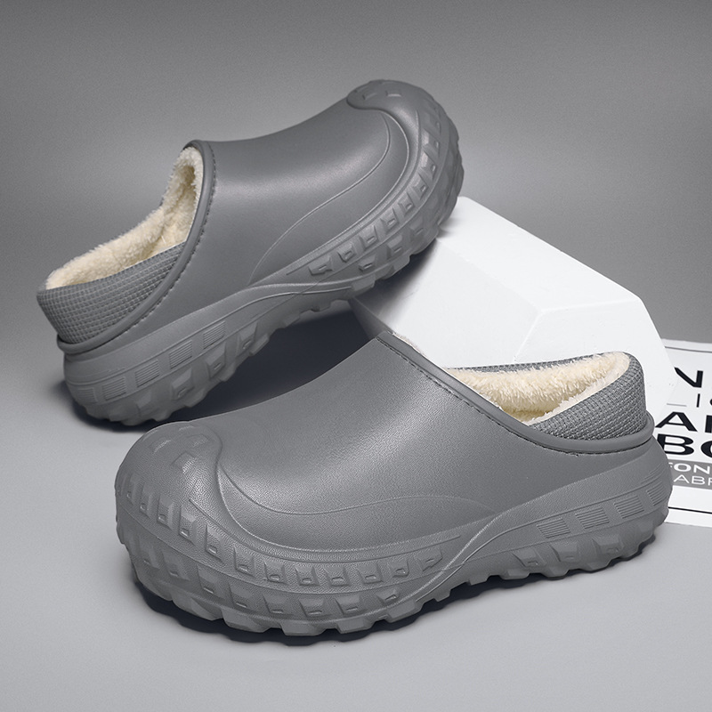 Zapatos de algodón de invierno para hombres con una sensación de mierda gruesa y una base suave de terciopelo caliente antideslizante impermeable a prueba de frío neumáticos de moda para hombres.