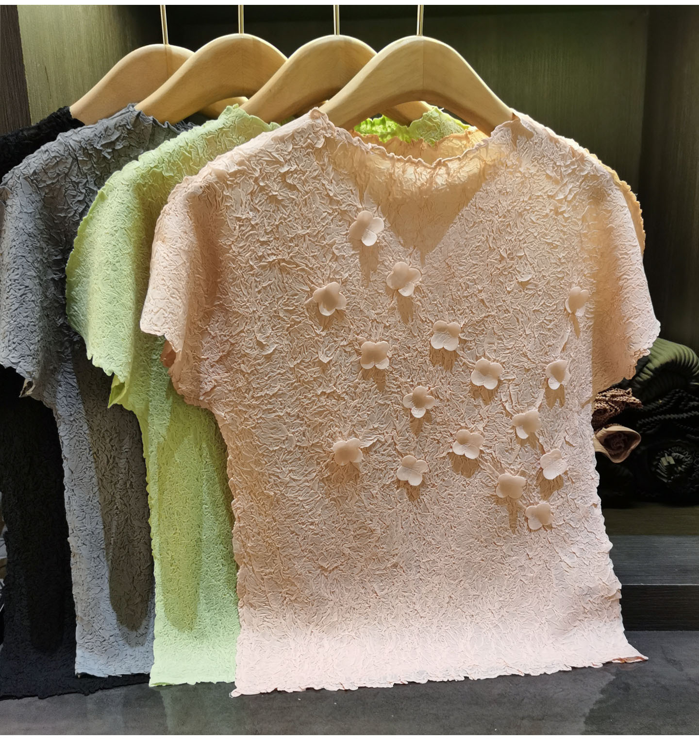 Áo thun nữ cổ cao tay ngắn xếp ly hoa tay thủ công, dáng suông thanh lịch — Xanh lá cây nhạtcolor, màu đen, màu sắc, màu hồng chi tiết 5