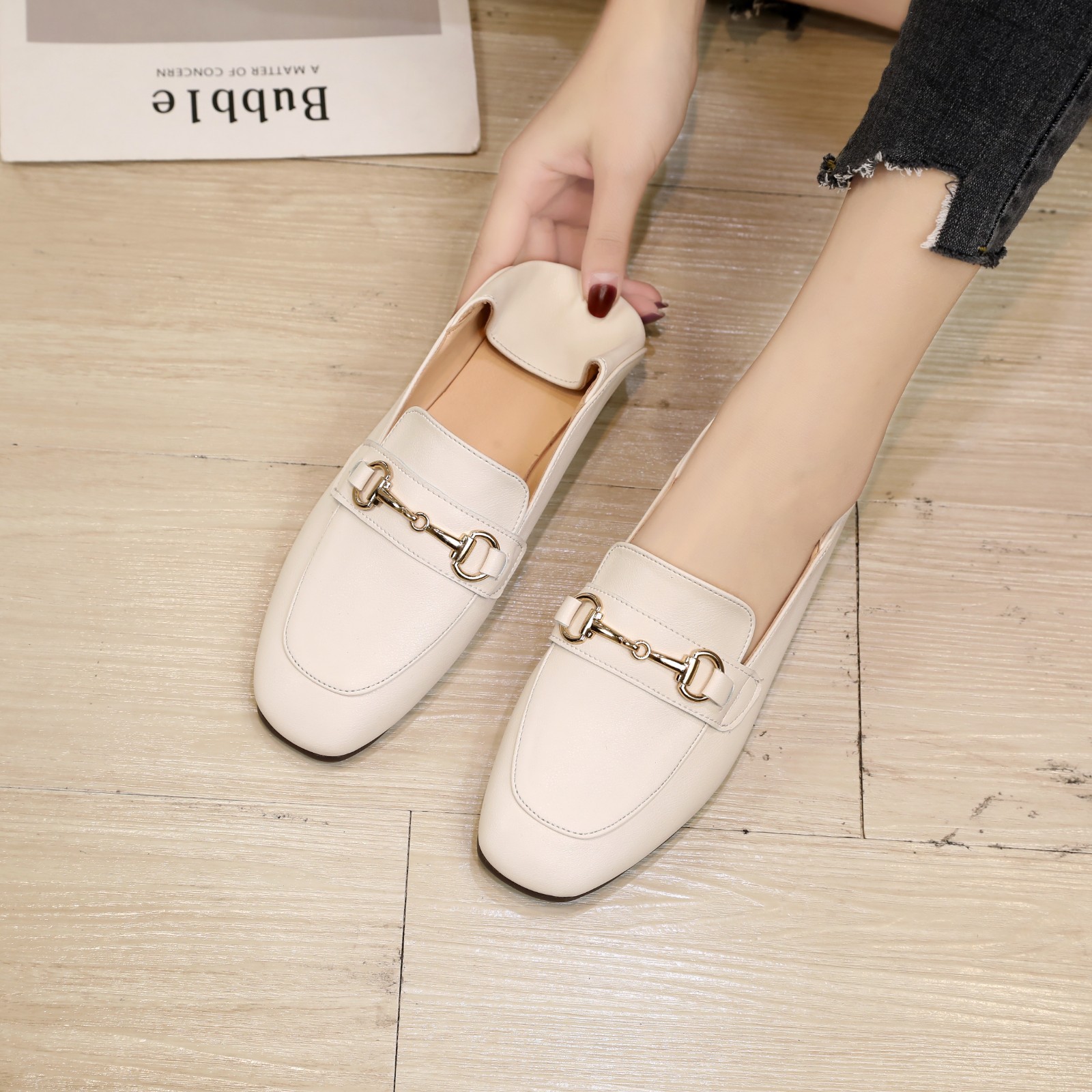2026 primavera nueva generación de zapatos de una sola mujer nuevo pedaleo dos zapatos blancos cuadrados de cuero suave zapatos de cuero inglés