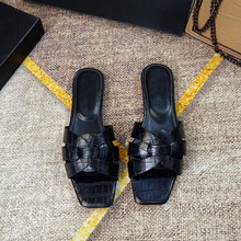 2025���¿�һ������Ƥƽ���҃�¶ֺ���^��ɫ��aŮ��Ь�⴩ɳ��Ь