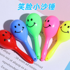 カラーの小さい砂のハンマーの笑顔のミニの砂のハンマーのパーティーの応援の道具の子供のミニの贈り物のおもちゃの卸売りは国境を越えます。
