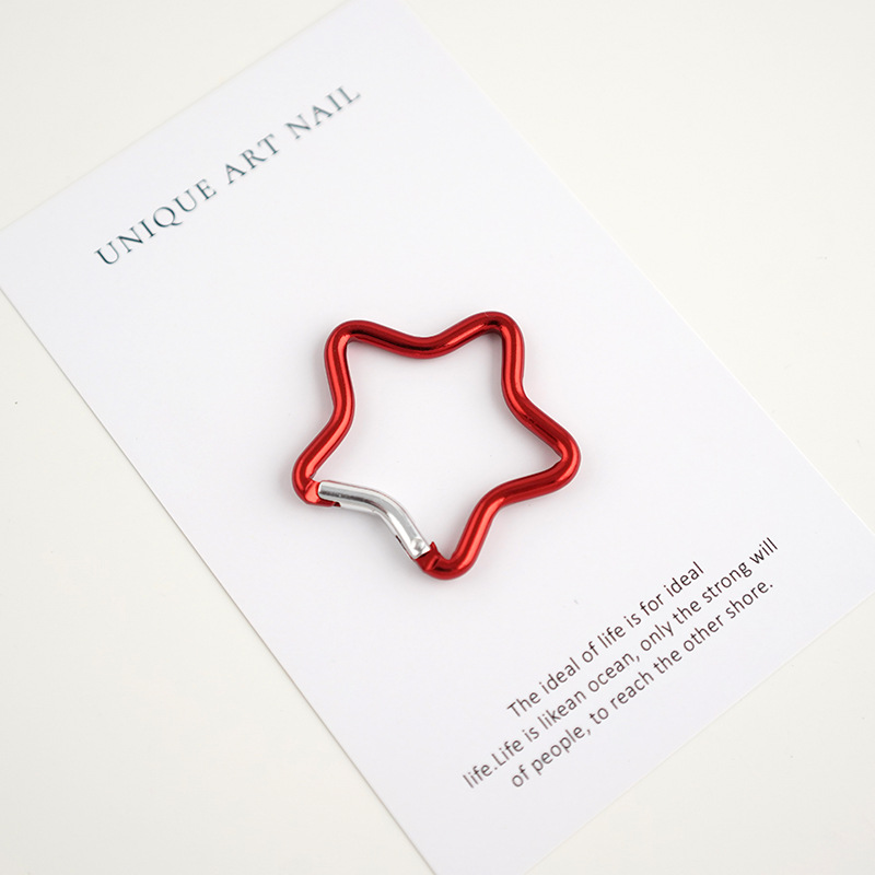 バックパックにフックを掛けて登山ボタンを掛けます。