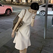 2024年女装时尚新款夏季感设计小众法式白色鱼尾连衣裙女