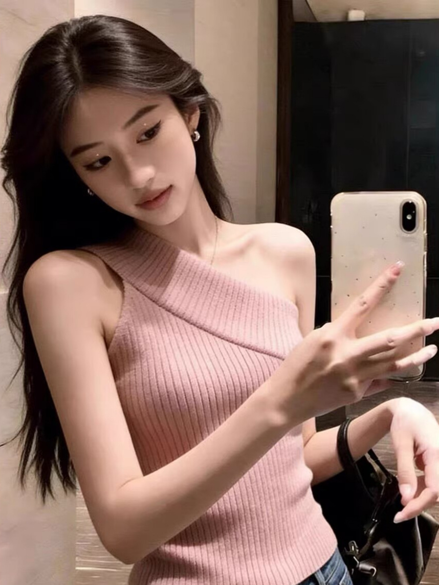 Áo ba lỗ nữ vai trễ phối dây đan chéo, phom ôm sát, kiểu dáng không tay mặc trong hoặc ngoài — màu hồng
