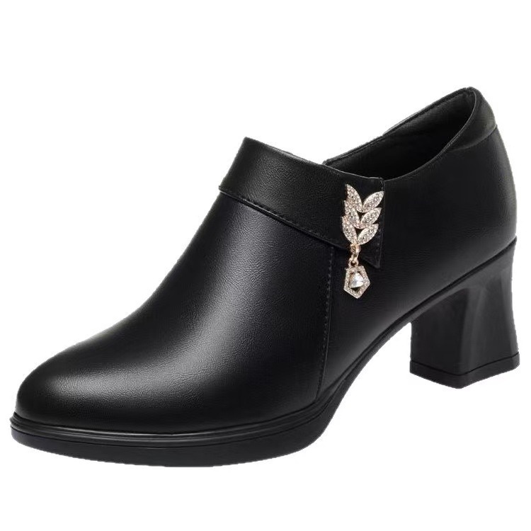 Zapatos transfronterizos de primavera y otoño, zapatos de cuero de mediana edad, zapatos de cuero suaves, zapatos de tacones gruesos y profundos, zapatos cómodos para mujeres.
