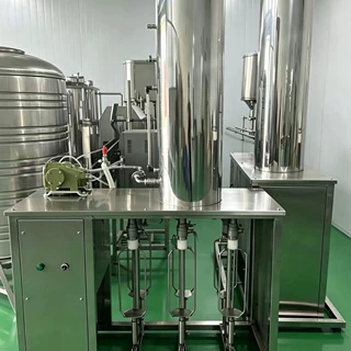 带气鸡尾酒苏打酒加气灌装机小玻璃瓶汽水混合灌装设备碳酸饮料机