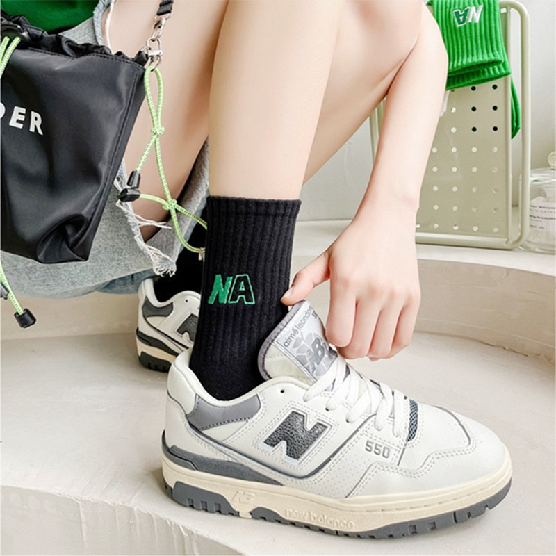 Calcetines deportivos verdes a rayas calcetines de algodón de las mujeres al por mayor Calcetines de algodón de color sólido bordados a media pantorrilla de las mujeres