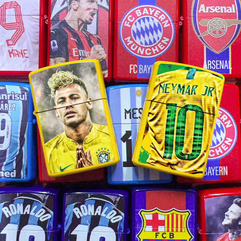 Encendedor de queroseno con diseño de jugador legendarario de la dinastía del fútbol, textura retro en relieve, acabado mate, artesanía
