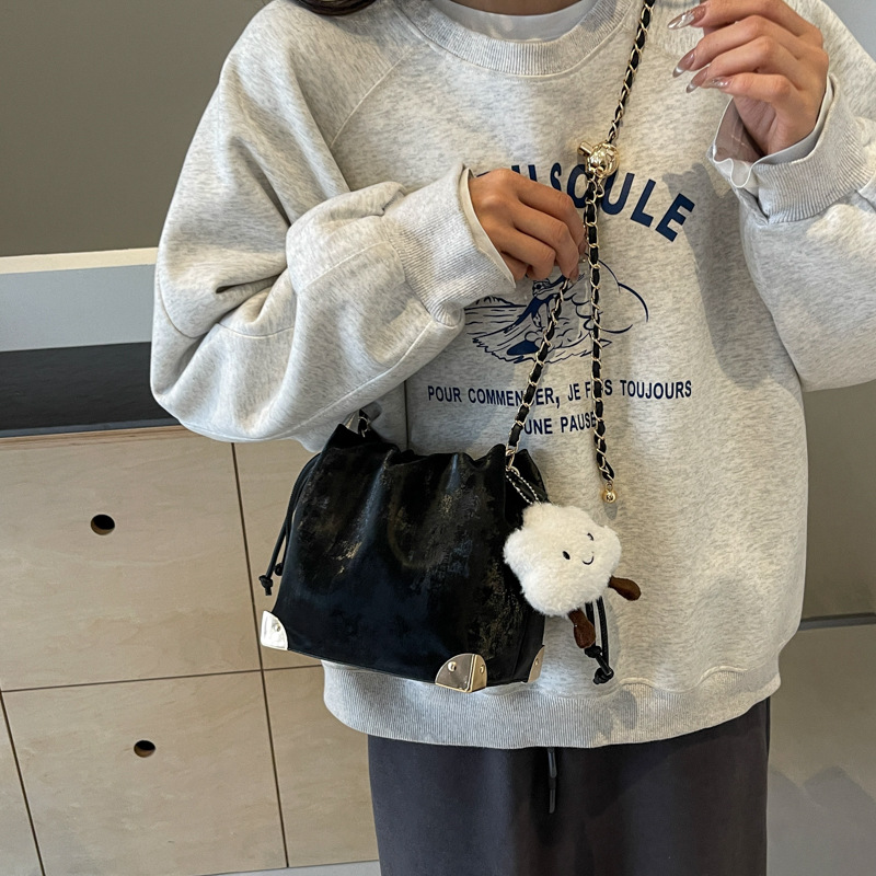 Bolsa de cubo popular de este año para las mujeres 2024 primavera y verano nuevo simple todo partido De alto sentido bolso de mensajero del hombro de las mujeres