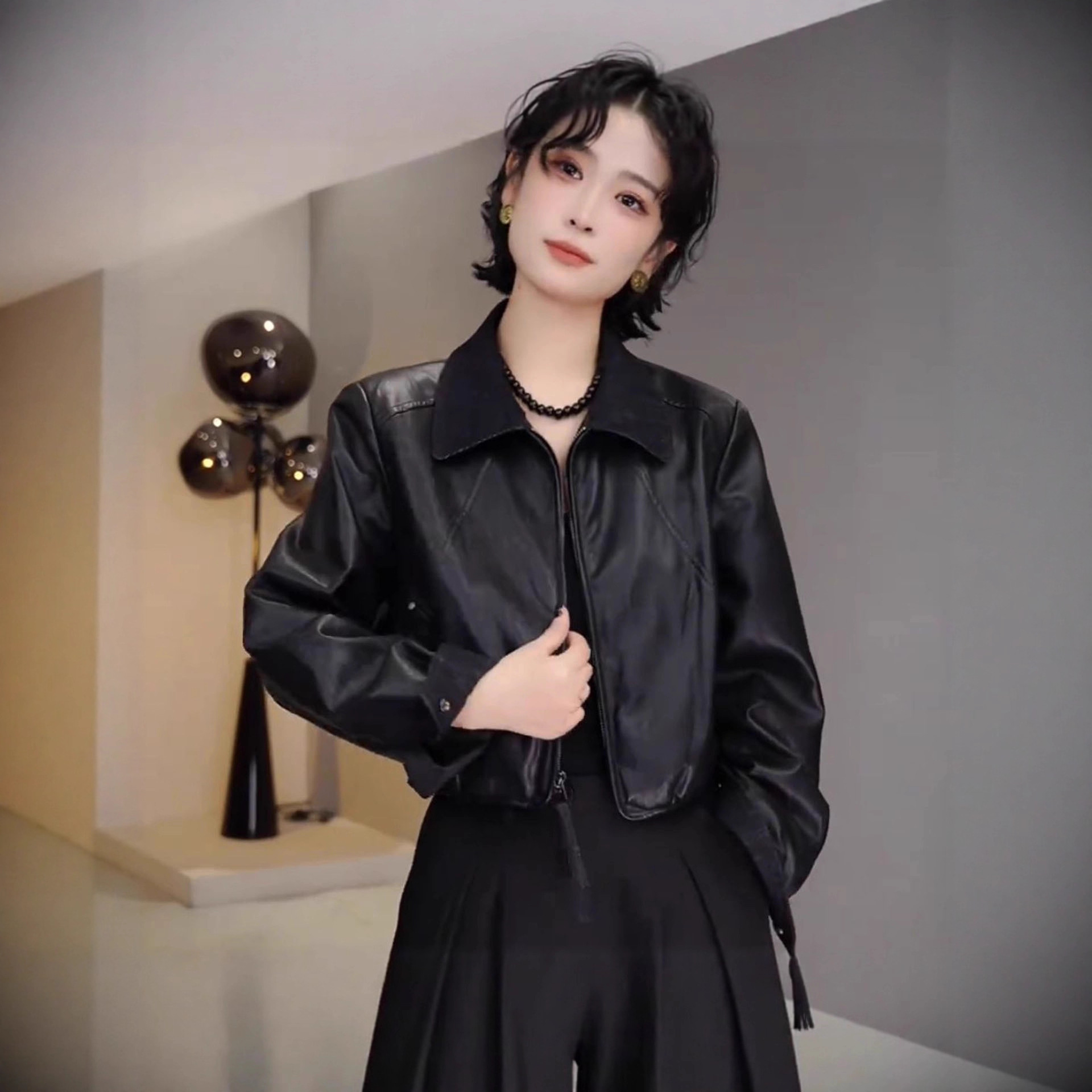 2025 New Autum Style High-End and Beautiful Lapel Elegant Age-Reducing Versatile Contrasting Color Short Leather Jacket for Women
