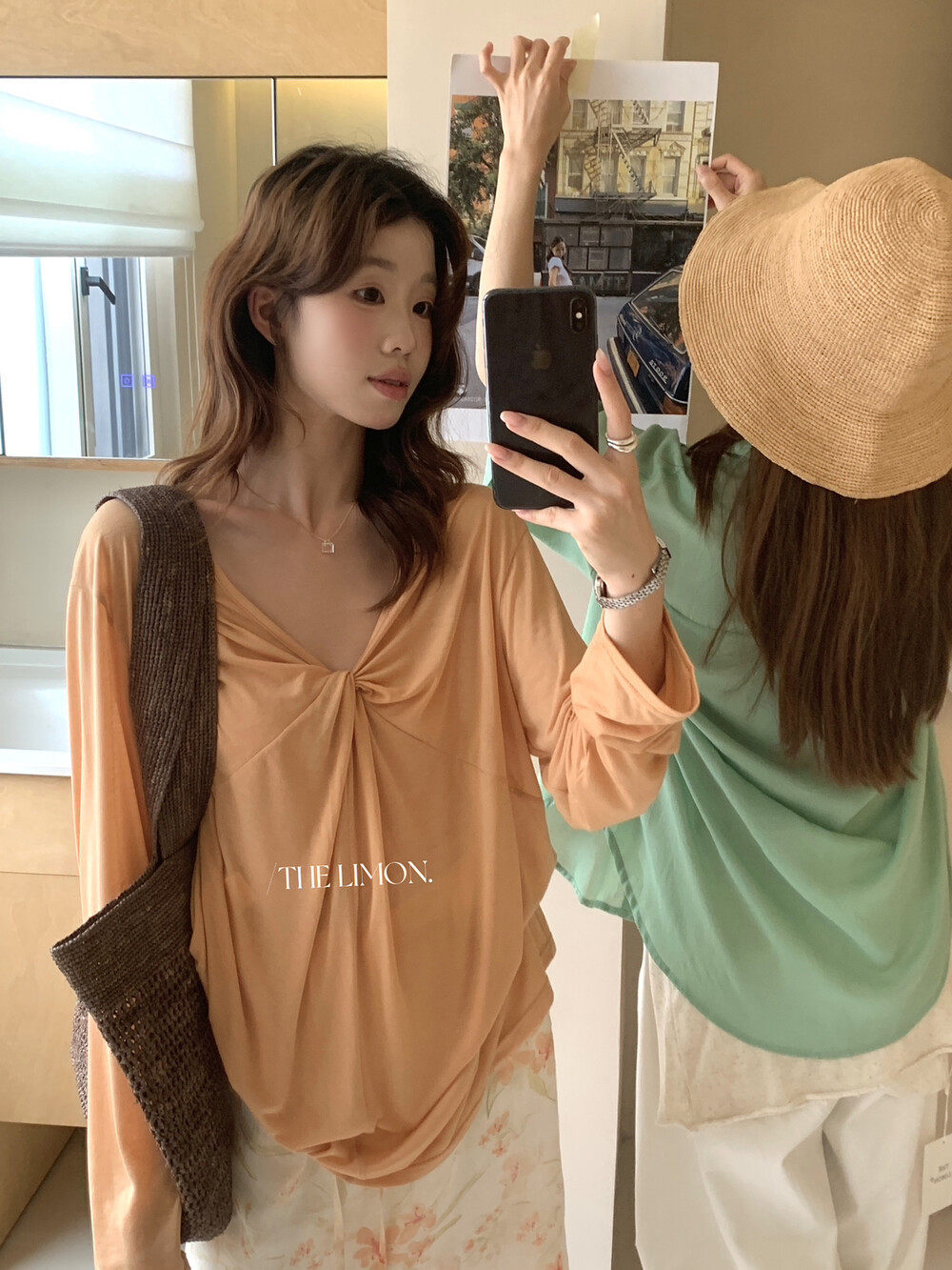 Áo thun nữ tay dài cổ V thiết kế xoắn nút, mặc hai kiểu, chống nắng, form rộng suông — màu hồng, màu cam, màu trắng, xanh lá cây chi tiết 17