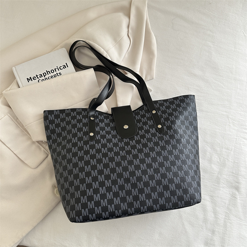 2025 primavera y verano nuevo tipo de gran capacidad portátil bolso de hombro, nicho de diseño casual, moda simple bolso de brazo