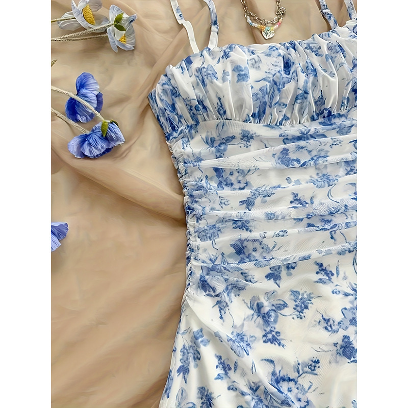 French-Style Floral Spaghetti Strap Dress with a Cinched Waist, Summer 2025 New Trendy Design, Niche Fashion Casual Dress French-Style Floral Spaghetti Strap Dress with a Cinched Waist, Summer 2025 New Trendy Design, Niche Fashion Casual Dress