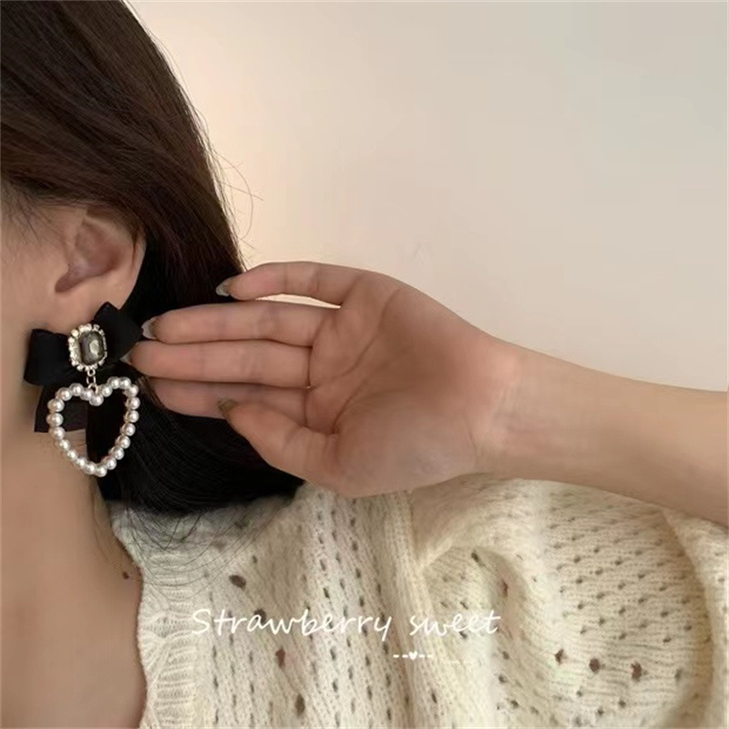 Korean Autumn And Winter New Heart Pearl Retro Bow Alloy Earrings display picture 4