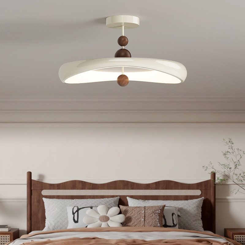 Lámpara de platillo volador de madera medieval moderna espectral lámpara de techo estudio dormitorio estilo francés comedor crema simple maestro
