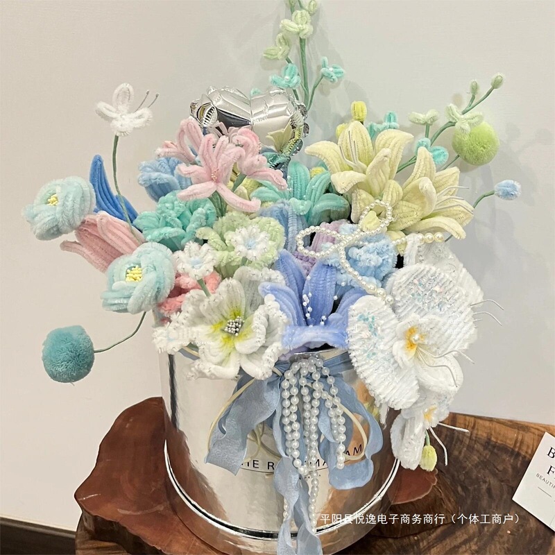 ねじり棒の花束の完成品はバケツを抱いて手作りのdiy材料を包んで自分で完成品のバラを包んで彼女に卸売りします。|undefined