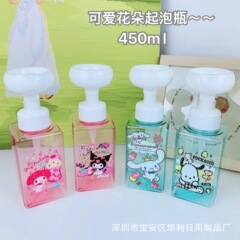 かわいい花の泡の瓶の子供は手を洗うのが好きです。