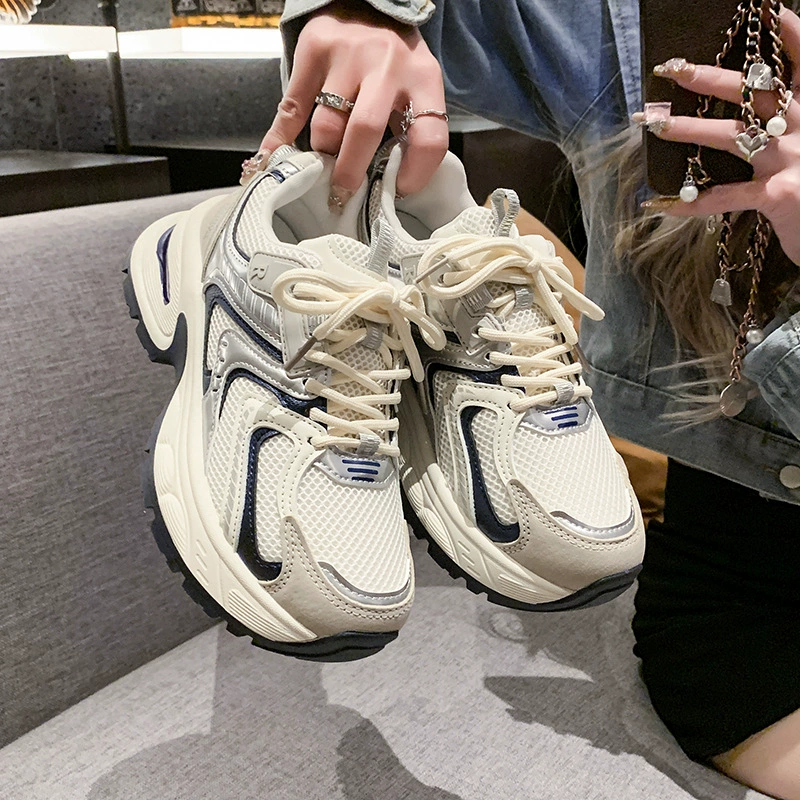 Повседневная маленькая женская обувь для папы на толстой подошве, демонстрирующая ногу, новинка весны 2025, легкая спортивная обувь в стиле ретро