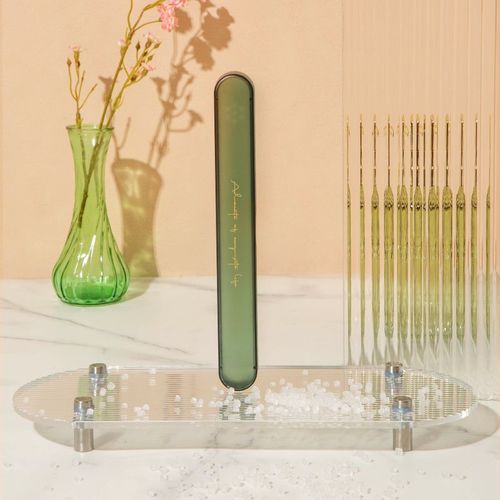 Travel portable toothbrush box, light luxury transparent automatic water filtering toothbrush storage box to prevent bacteria toothbrush protective cover