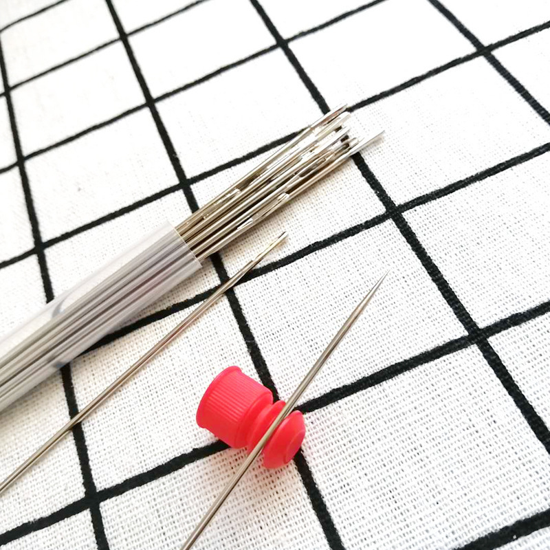 大きな手縫いの毛糸人形、大きな目の先のとがった針、長い針、非研ぎ針、手刺繍針、大きな穴|undefined