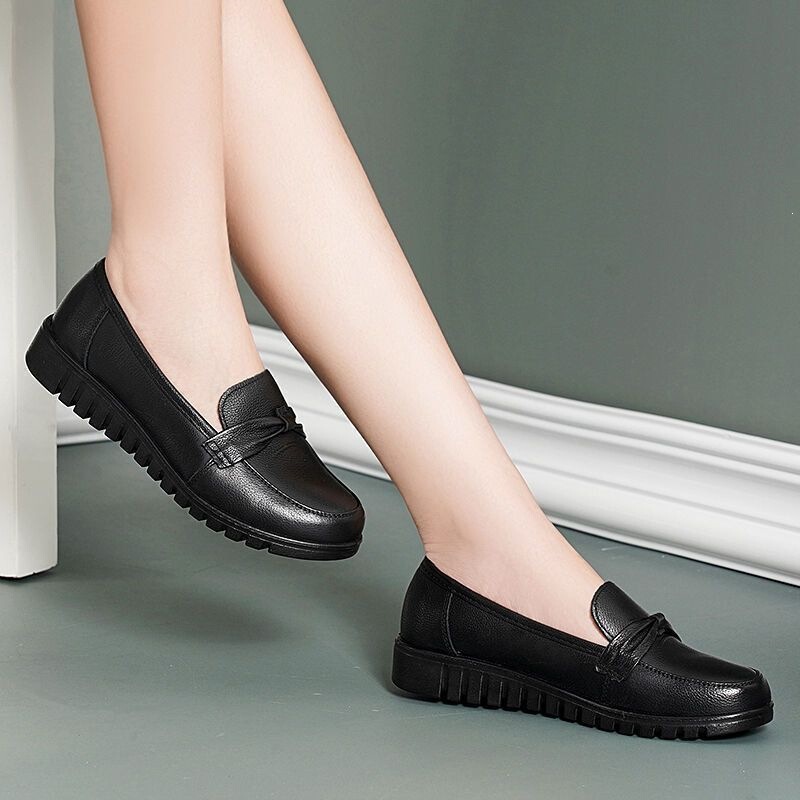 Mother's shoes with soft upper and sole, waterproof PVC plastic rain boots for middle-aged and elderly, non-slip flat shoes, faux leather Mother's shoes with soft upper and sole, waterproof PVC plastic rain boots for middle-aged and elderly, non-slip flat shoes, faux leather