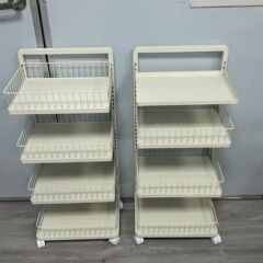 台所の野菜かごの物置棚は多層に着地して移動して果物の野菜を置いて家庭の多機能のワゴンを収納します。