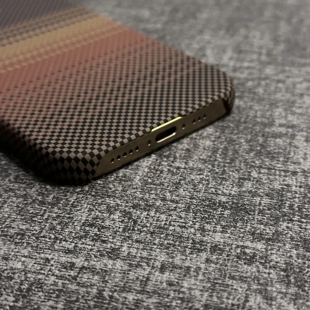 适用iPhone18Promax凯夫拉纹磁吸手机壳苹果17碳纤维纹半包保护套