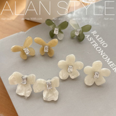 Alan の新しい蝶の花びらシュガーキューブイヤリングミント酢酸ダイヤモンドハイエンドライト高級蝶貝イヤリング
