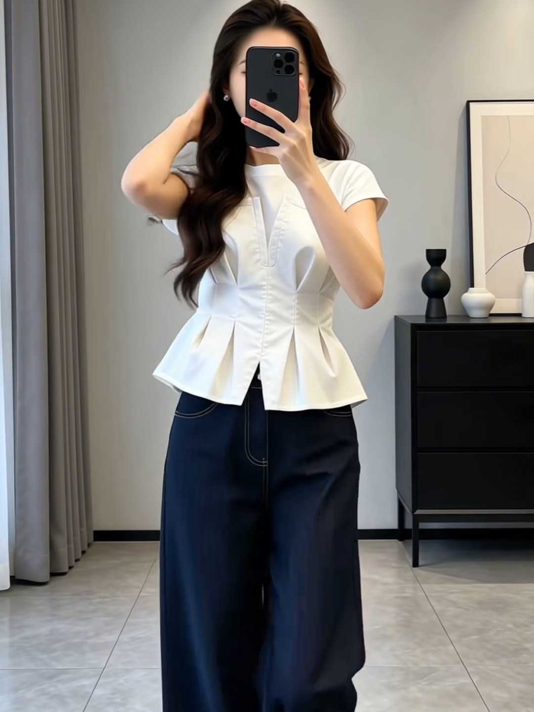 Áo sơ mi nữ giả hai lớp tay ngắn, thiết kế vai vuông, eo thắt dây tạo dáng thon gọn — màu trắng